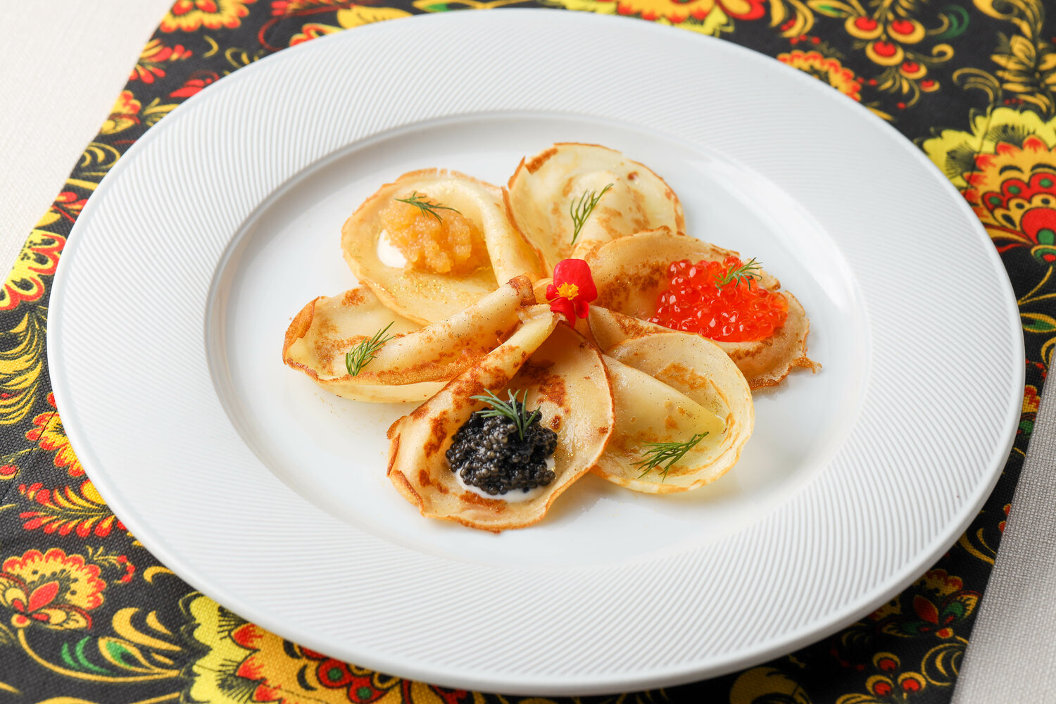 блинчики с красной икрой, блины с икрой подача, блины с икрой, блюда, еда