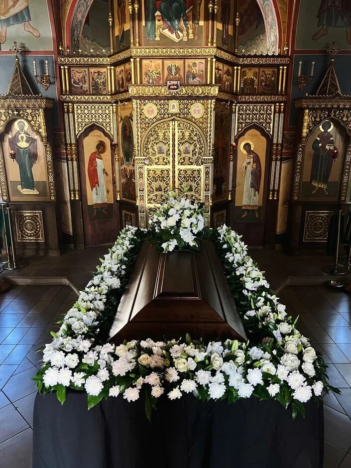 плащаница в храме христа спасителя, храмовая флористика плащаница пресвятой богородицы, плащаница иисуса христа в храме, сретенский монастырь плащаница, храм вмч ирины в москве