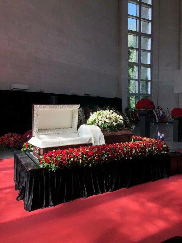 пьер нарцисс похороны могила, ритуальные услуги, траурный зал троекуровского кладбища, могила сергея доренко на троекуровском кладбище, похороны