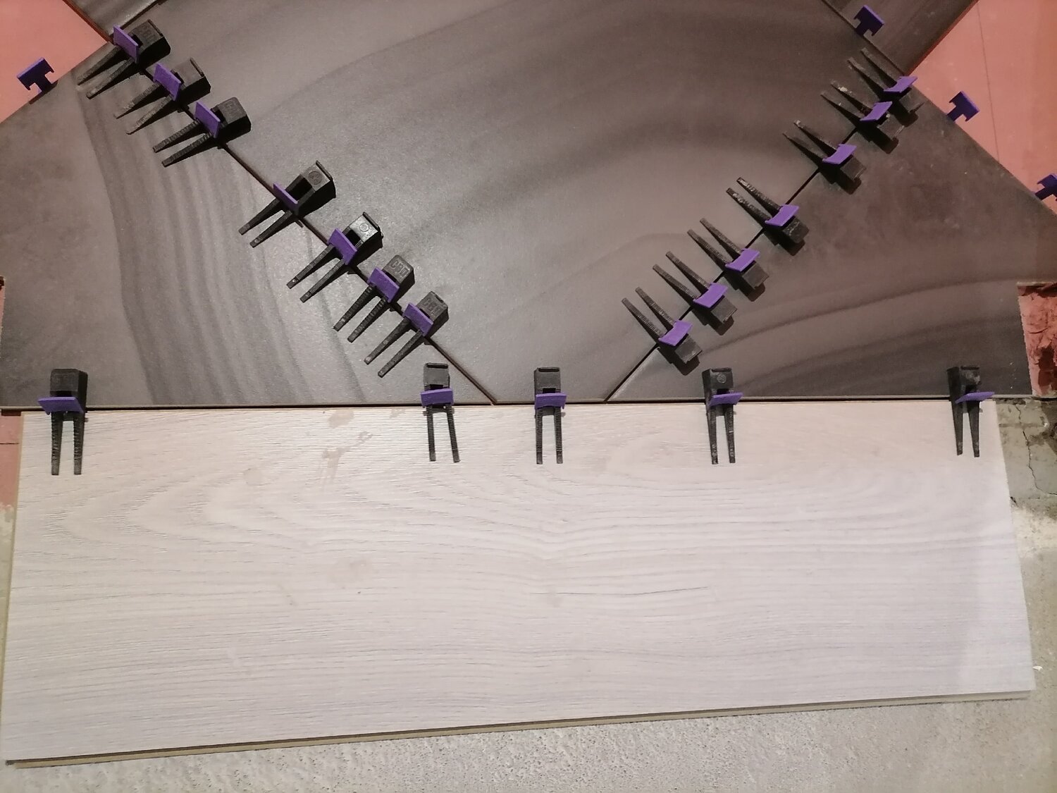 шипы из гвоздей и доски, мебель, винтовая лестница, выравнивание плитки, гвоздь в дереве