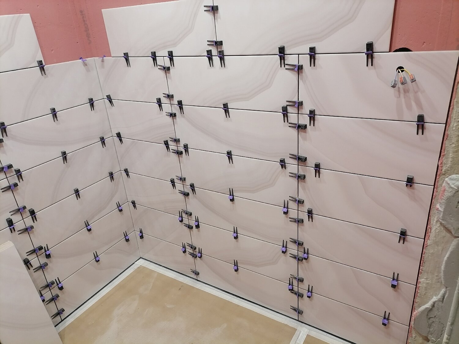 укладка плитки, укладка плитки на стену, выравнивание плитки, укладка плитки в ванной, система выравнивания плитки и крестики для плитки