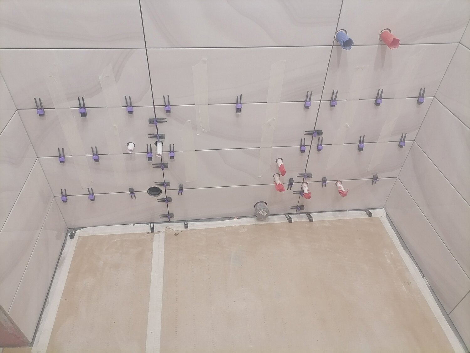 укладка плитки в ванной, укладка плитки, укладка плитки в ванной комнате, плитка, укладка керамической плитки