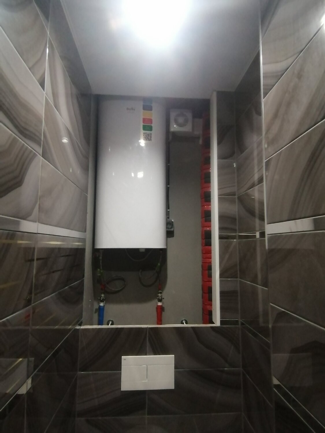 дизайн туалета с водонагревателем, водонагреватель в маленьком туалете, дизайн туалета с бойлером