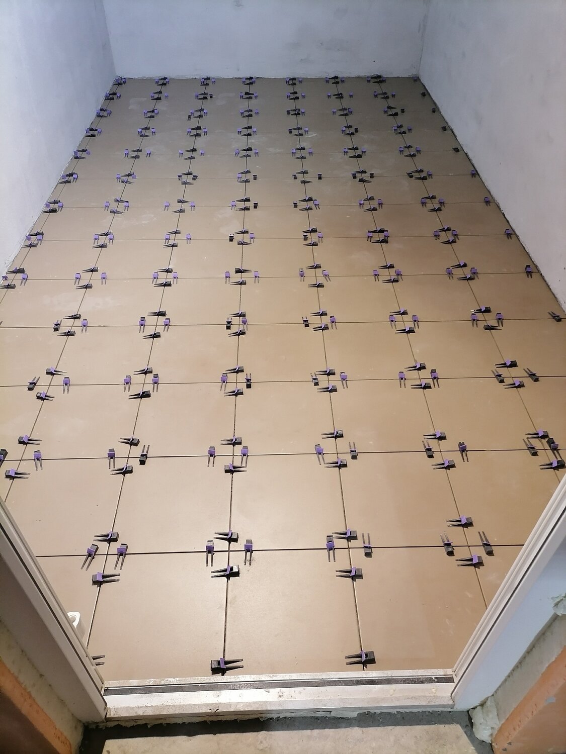 укладка плитки, укладка плитки на пол, плитка на пол, укладка напольной плитки, укладка керамогранита