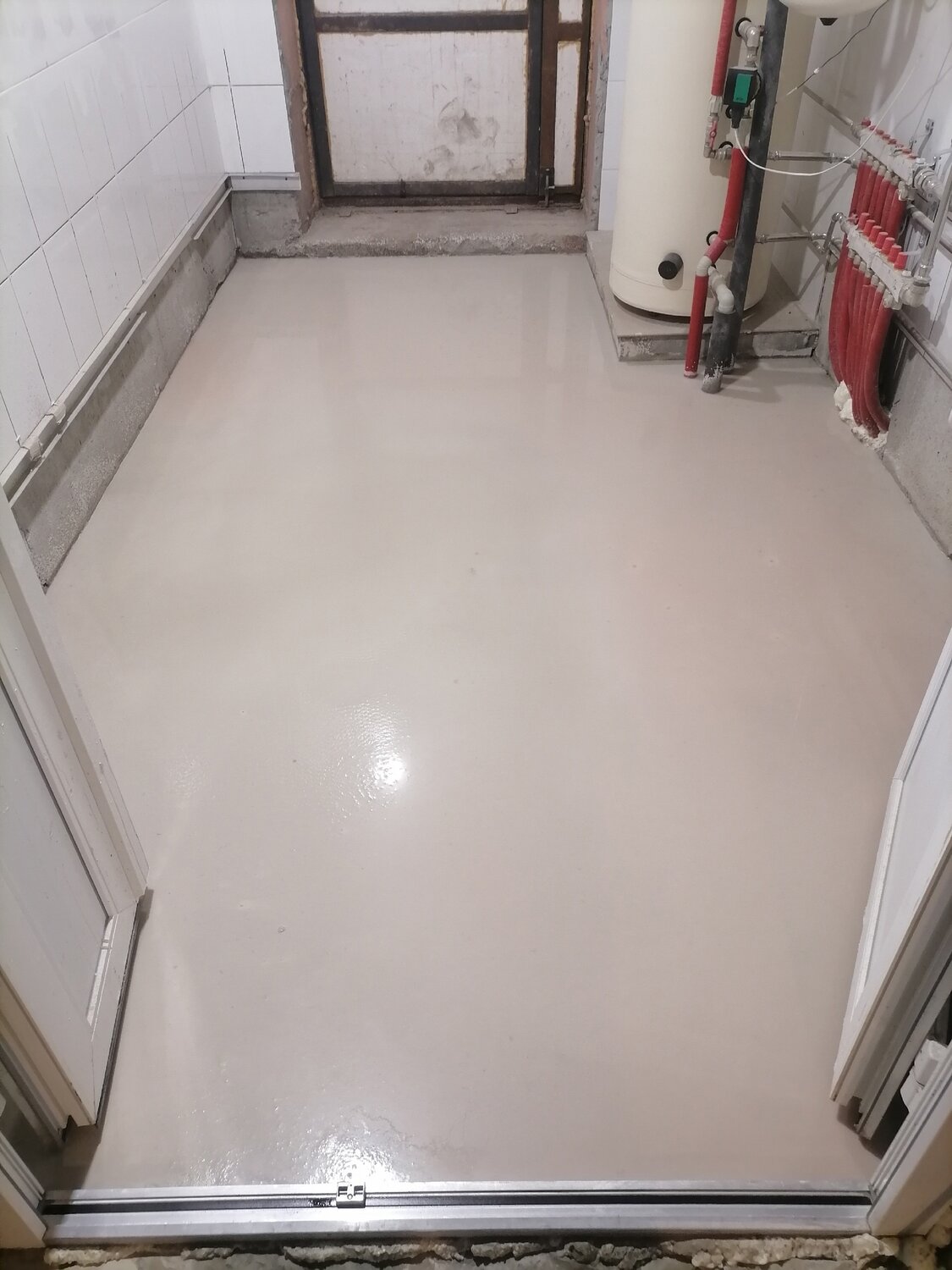 наливной пол, черновая стяжка пола, матовый наливной пол, выравнивание пола, полимерные полы