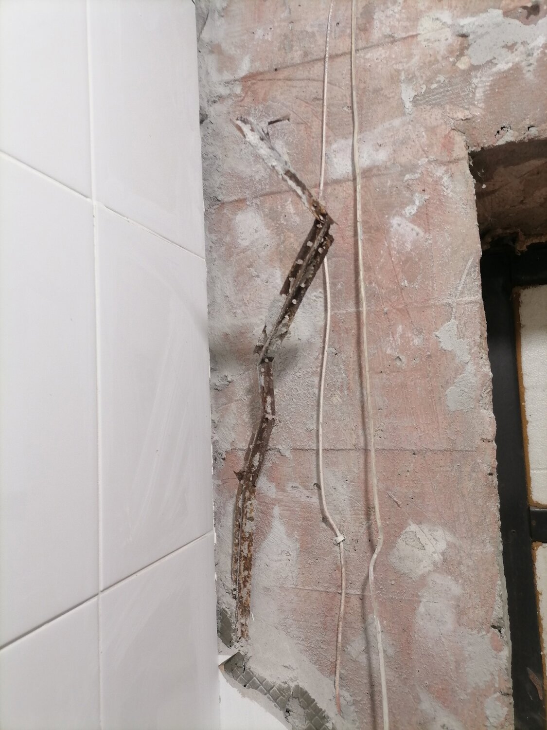 установленный кондиционер, кондиционер, кондиционер монтаж, закладка трассы для кондиционера, штробление стен