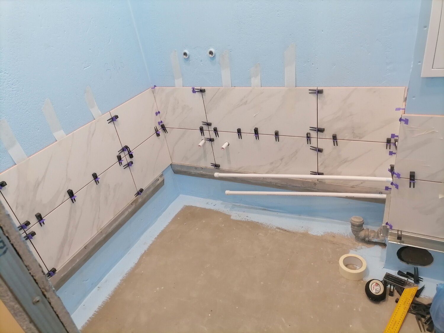 укладка плитки на стену, плитка в ванную на неровную стену, плитка, укладка плитки, плитка на стены