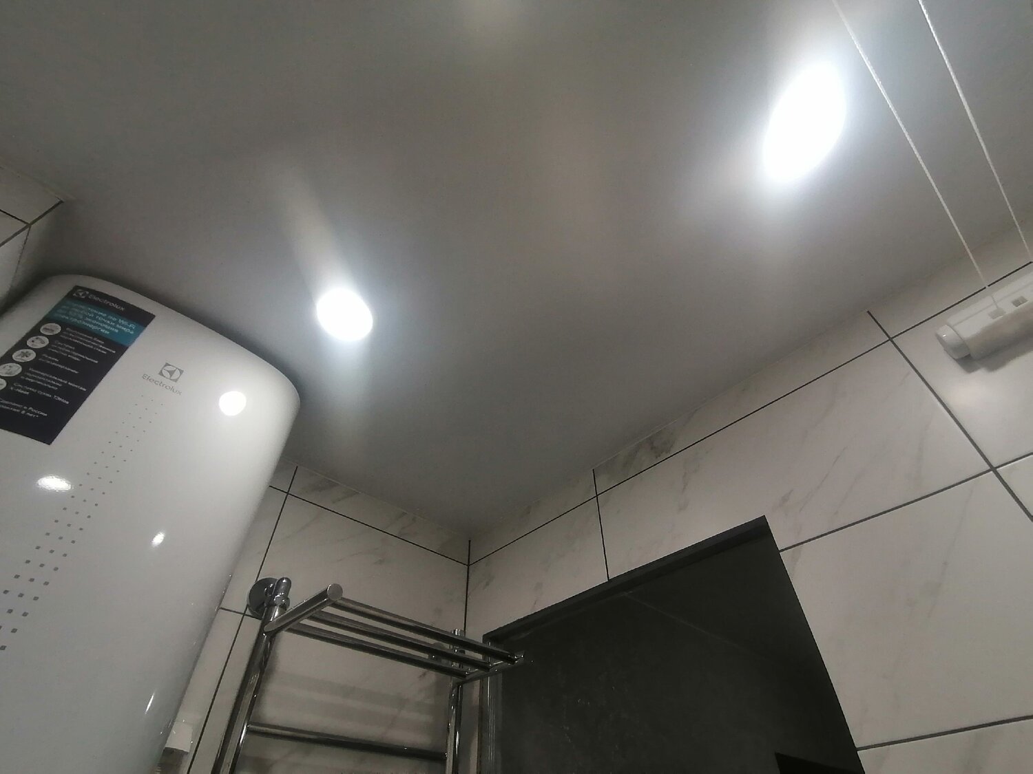 электрический водонагреватель, водонагреватель electrolux ewh 80 interio 3, горизонтальный водонагреватель, аристон sg 200, ремонт ванной