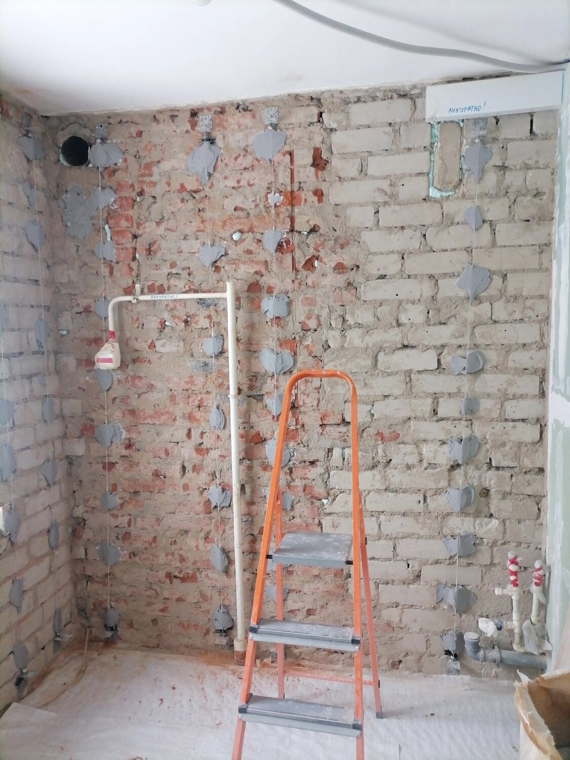 штукатурка стен, штукатурить стены, штукатурка стен по маякам, выравнивание стен в старом фонде, выравнивание стен