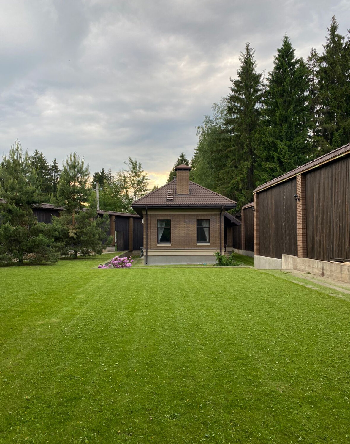 загородный дом, дом с газоном, дом, дом дача, коттедж