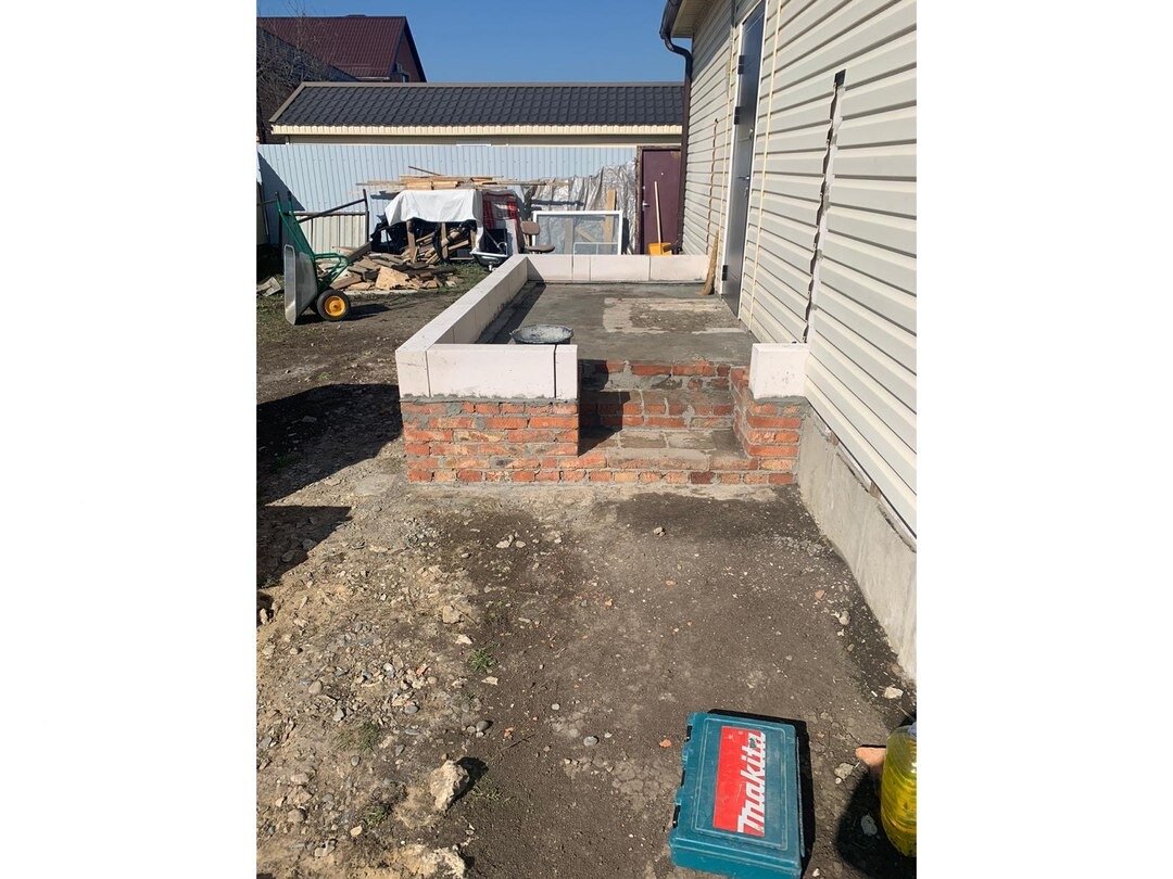 отмостка дома, фундамент из кирпича, обустройство отмостки, отмостка вокруг дома, цоколь из кирпича