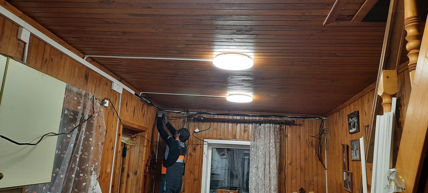 вагонка штиль 110 отделка, отделка дома вагонкой, вагонка штиль в интерьере, отделка вагонкой, гараж железный обшит вагонкой