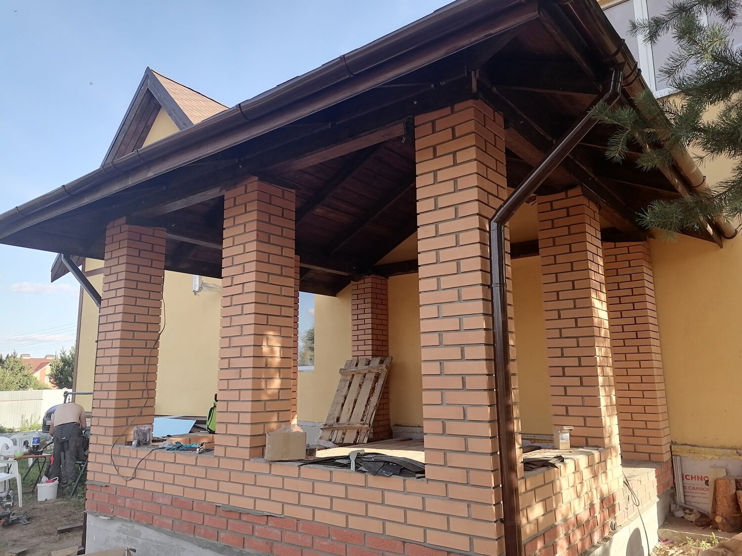 загородный дом, дом, веранда из кирпича, кирпичный дом, беседка из кирпича
