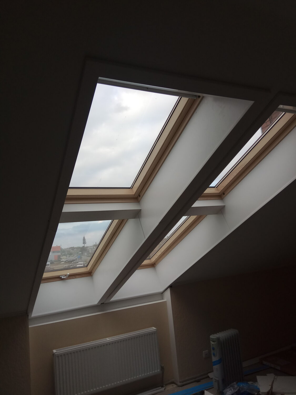 мансардные окна, откосы для мансардных окон velux, система плиссе на мансардные окна, плиссе на мансардные окна, вид из мансардного окна