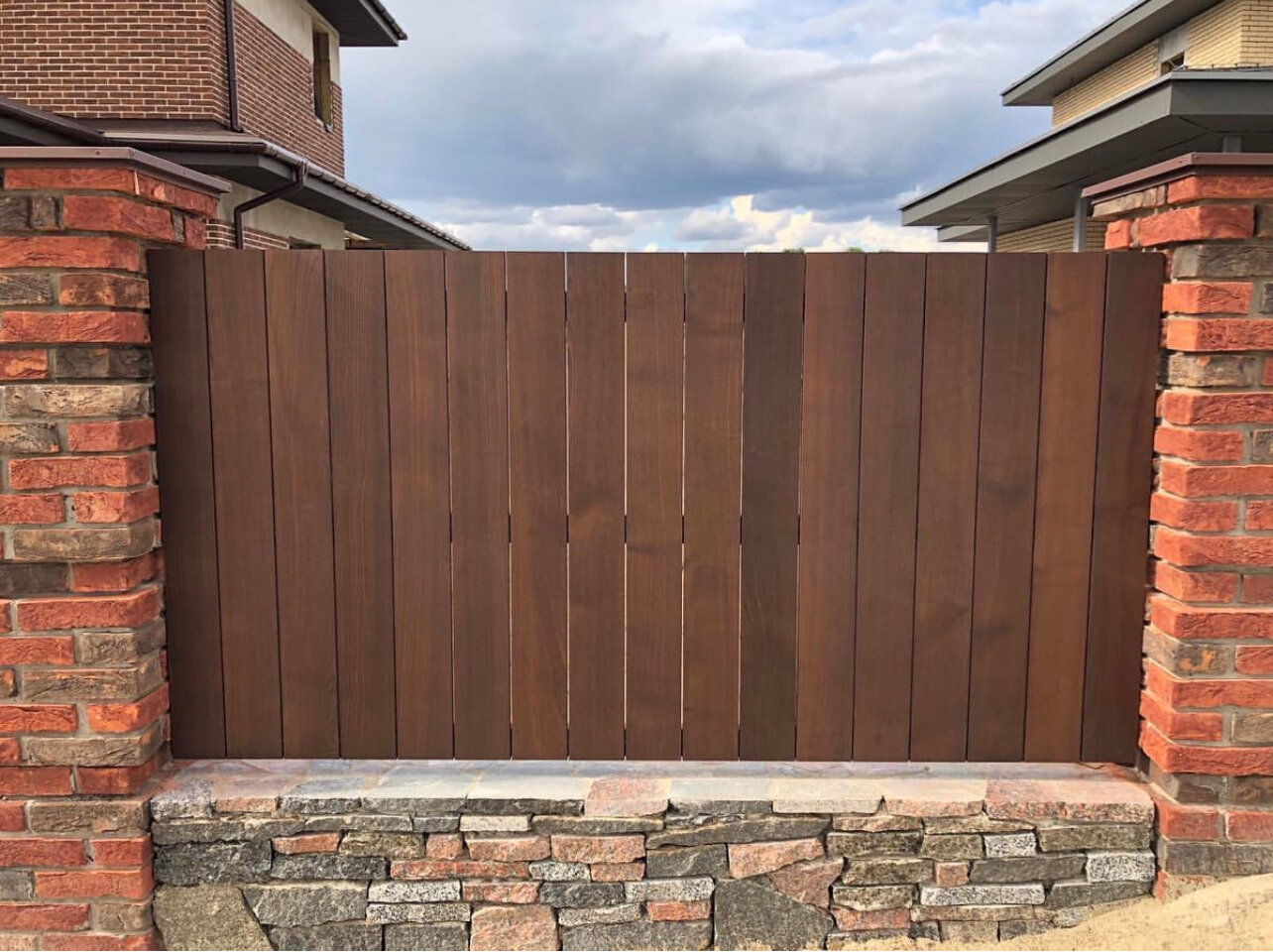 заборы и металлопрофиля под дерево, профнастил под дерево для забора, забор из металлопрофиля под дерево, забор ворота, деревянный забор