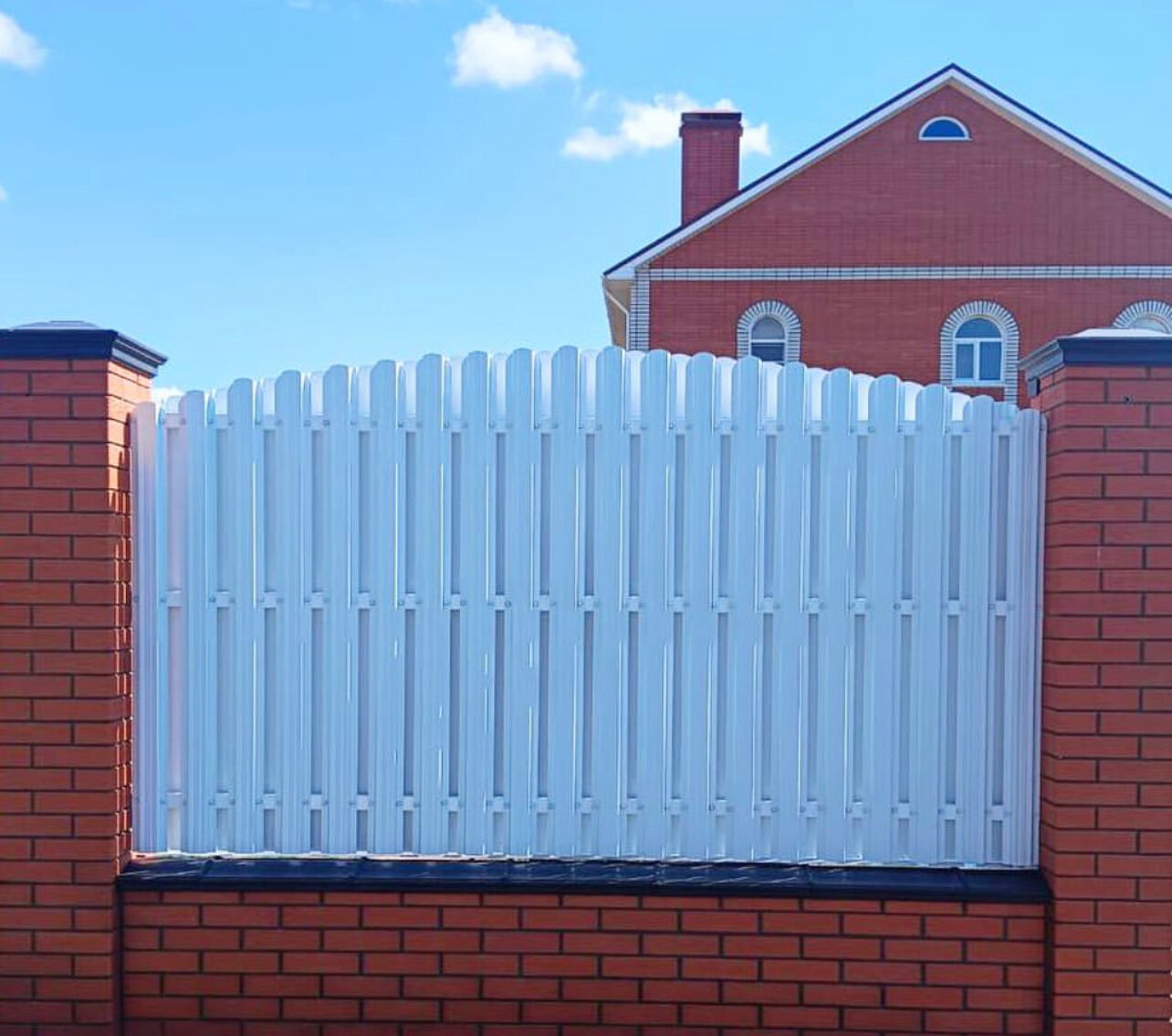 белый штакетник для забора, забор из металлического штакетника, забор штакетник металлический, забор из евроштакетника, забор из штакетника
