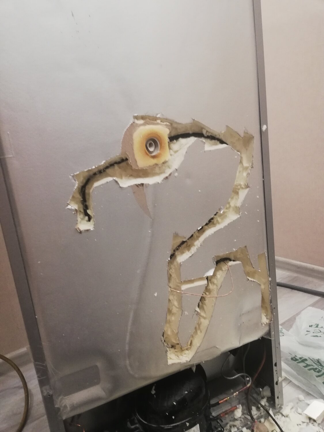 сломанный холодильник, холодильник ремонт, утечка в запененной части холодильника, холодильник беко утечка в запененной части, ремонт холодильника своими руками