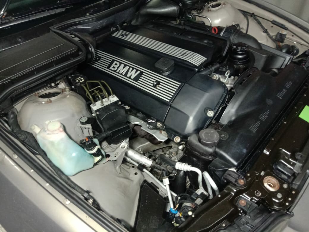 мойка двигателя паром, подкапотка bmw e39, двигатель бмв 320i, bmw e46 под капотом, подкапотное пространство e39