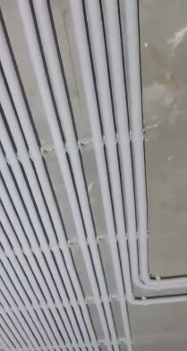 крепёж кабеля в гофре, труба для электропроводки, кабель в гофре, крепление гофры к потолку, крепление гофры