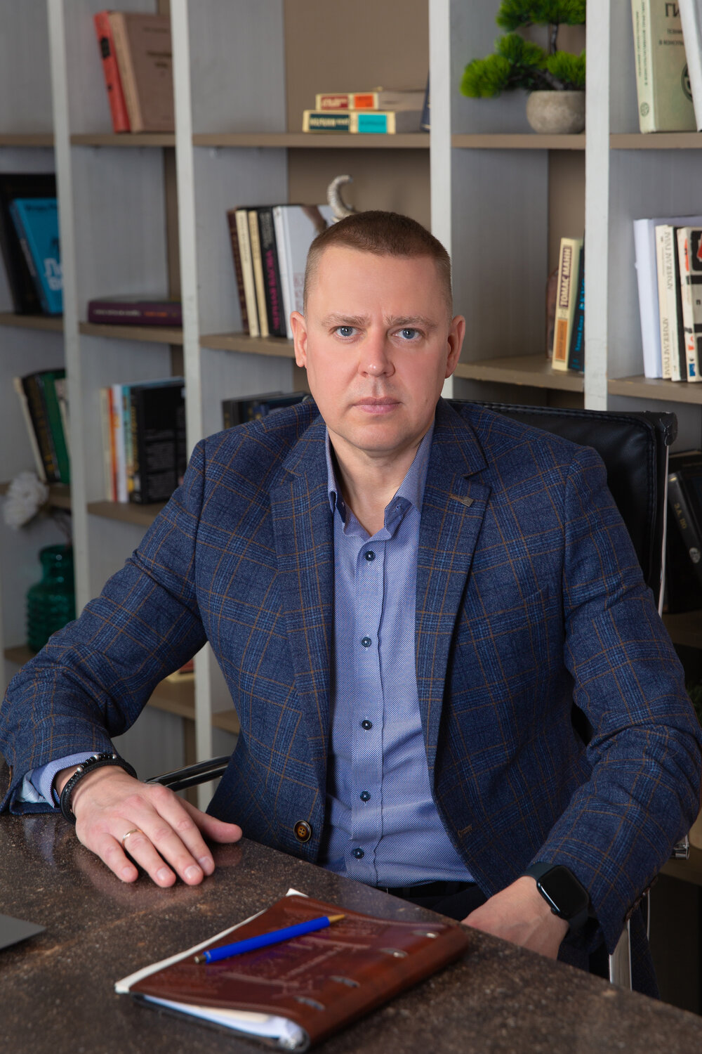мужчина, тарасенко вячеслав александрович, директор, роман гусев, директор компании