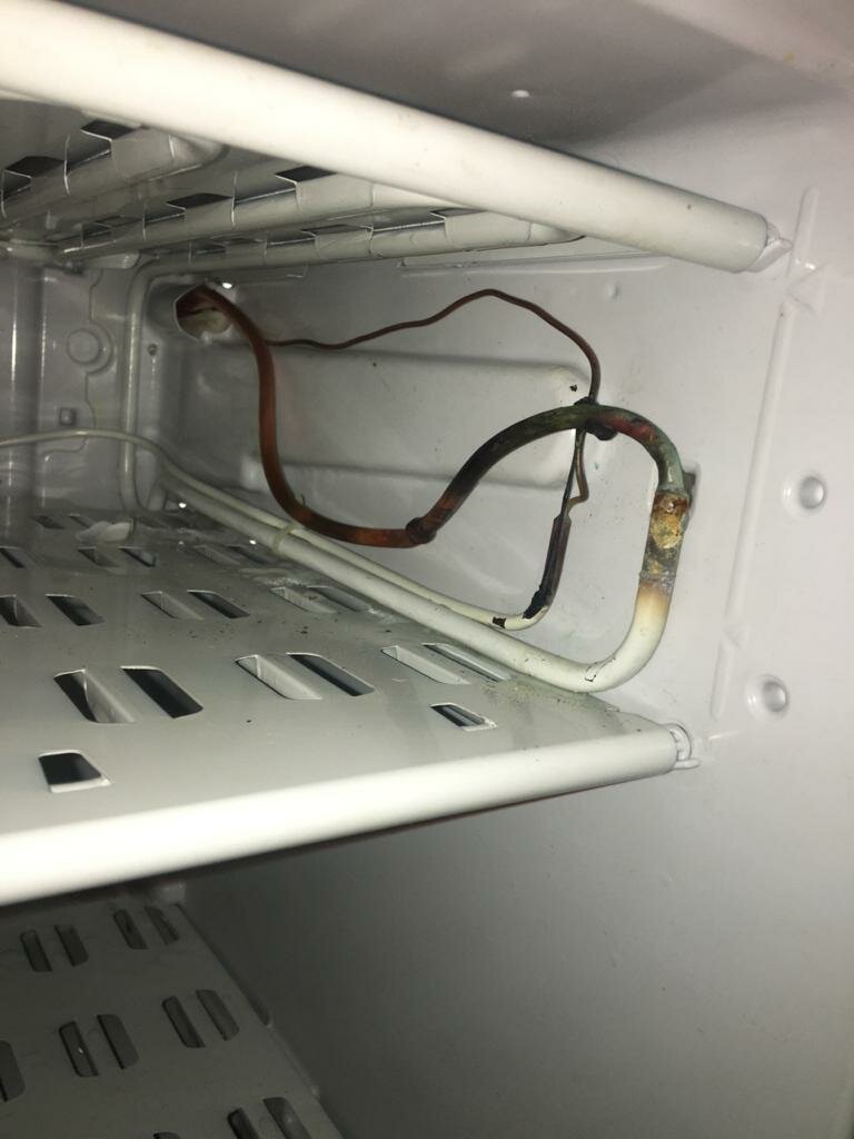 дренажная трубка холодильника, капиллярная трубка холодильника индезит, капиллярная трубка холодильника, обмерзает трубка компрессора холодильника индезит, тэн испарителя холодильника