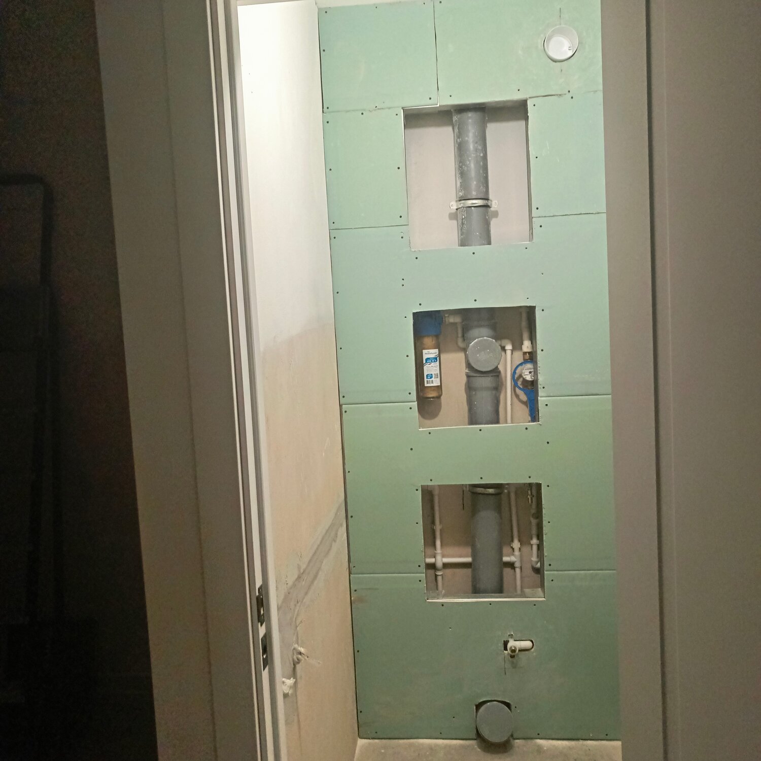 короба для труб в ванной, сантех короб гкл, короб в ванной из гипсокартона, короб в туалете из гипсокартона, обшивка инсталляции гипсокартоном