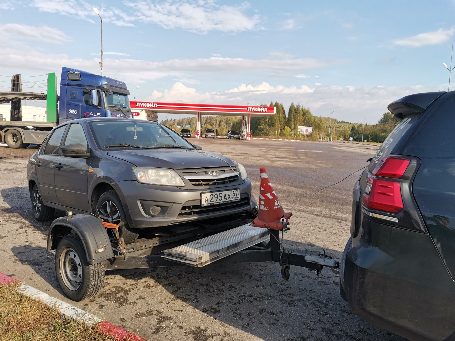 гранта лифтбек с прицепом, лада гранта с прицепом, lada гранта лифтбек, лада гранта лифтбек, лада гранта с прицепом r16