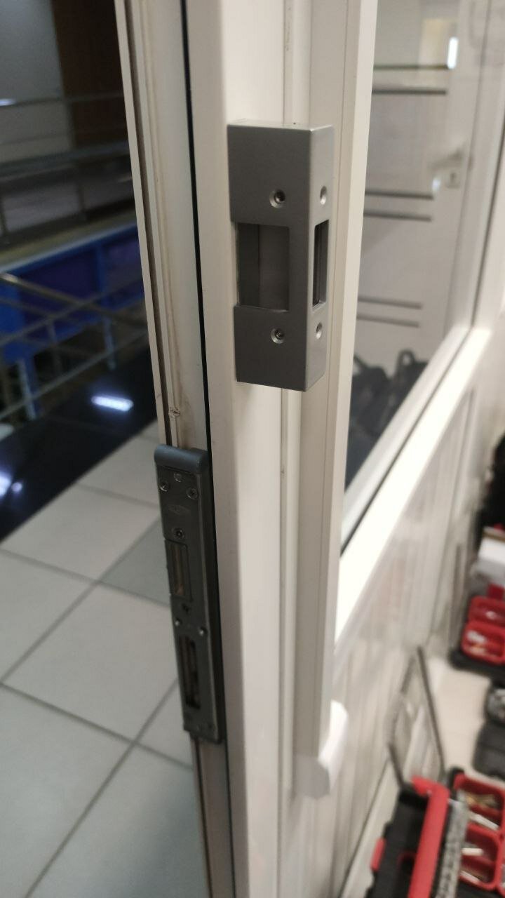 магнитная балконная защелка roto, защелка балконная schuco 253396, замок на балконную дверь, защелка балконной двери, фиксатор балконной двери
