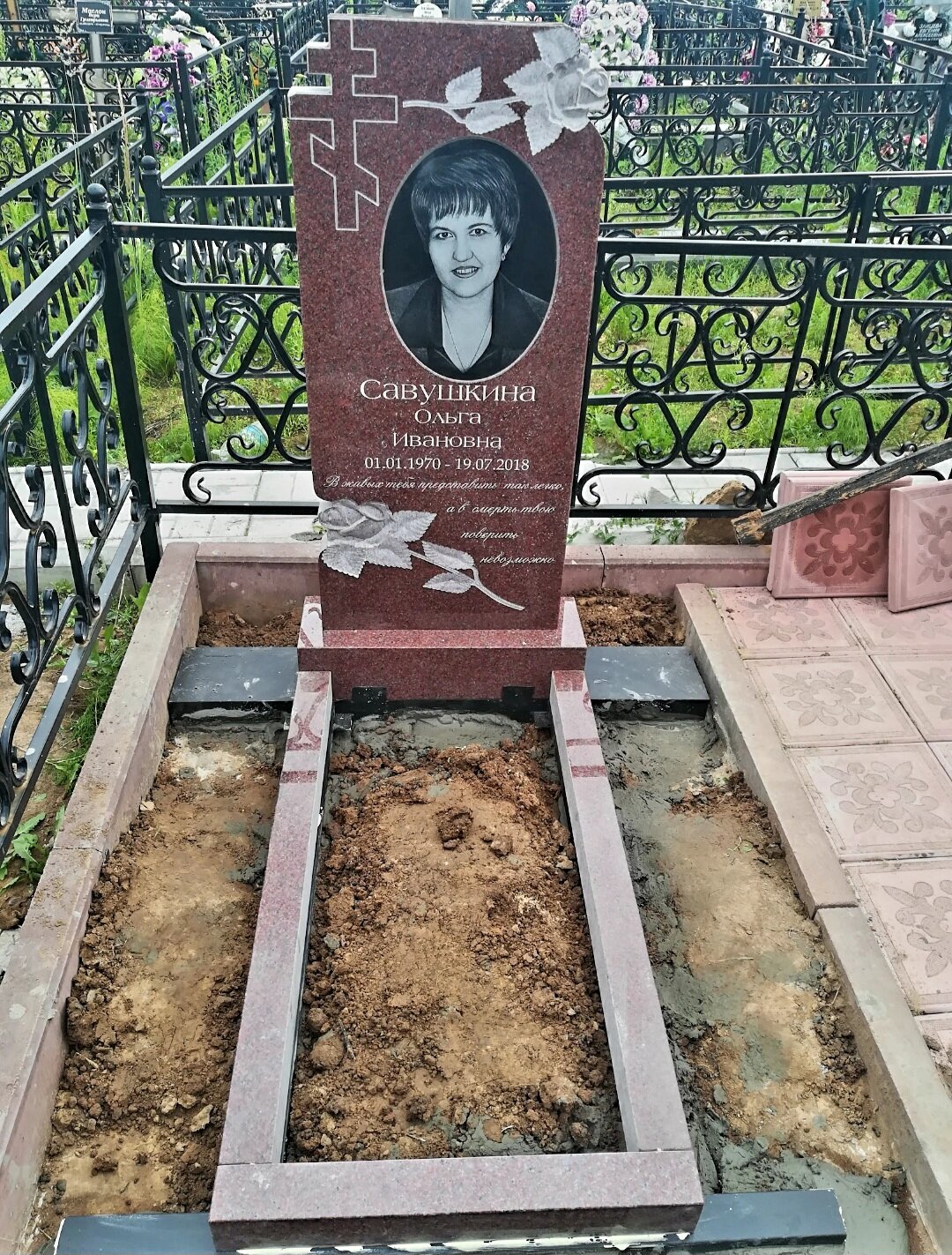 памятник, красный гранит памятники, памятник из красного гранита, памятники из красного гранита лезник, гранитные памятники
