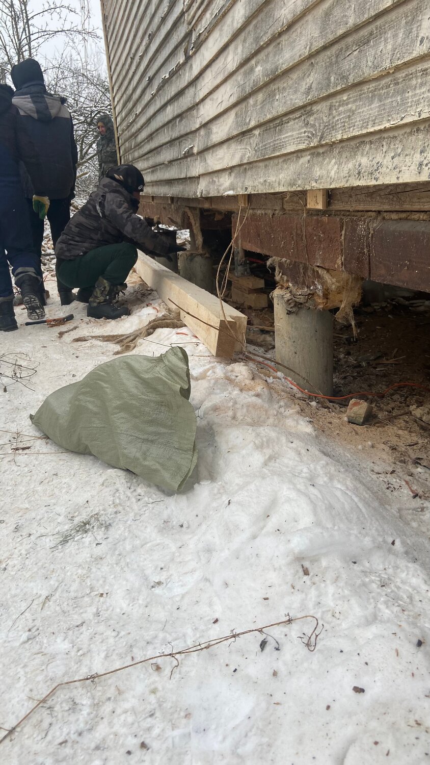 подъем дома, замена венцов в деревянном доме, подъем бани на фундамент, поднять дом на фундамент, поднятие дома
