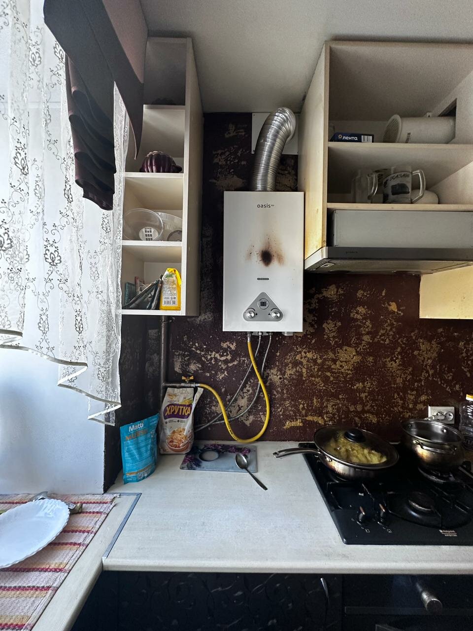 интерьер кухни 5м.кв с газовой колонкой155на2м, дизайн кухни с газовой колонкой в хрущевке, кухня в хрущёвке с газовой колонкой дизайн, газовая колонка на кухне дизайн, кухня хрущёвка дизайн с холодильником и газовой колонкой