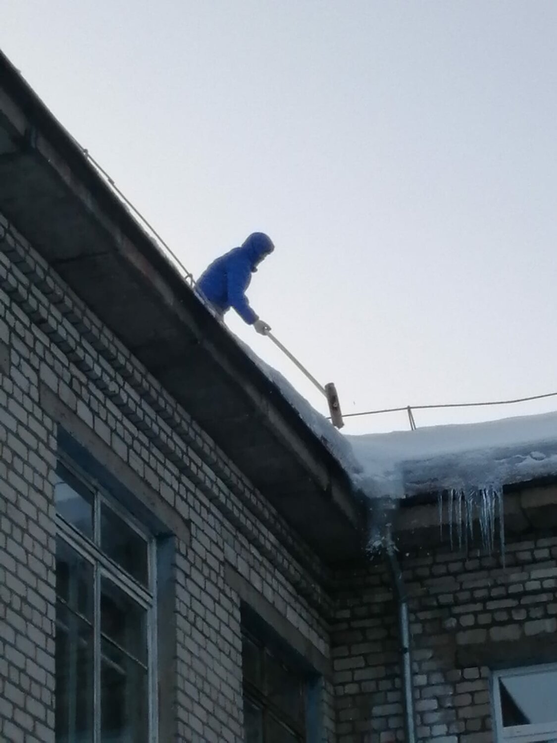 с крыши, крыши зима, уборка снега, наледь на крышах, крыша многоквартирного дома