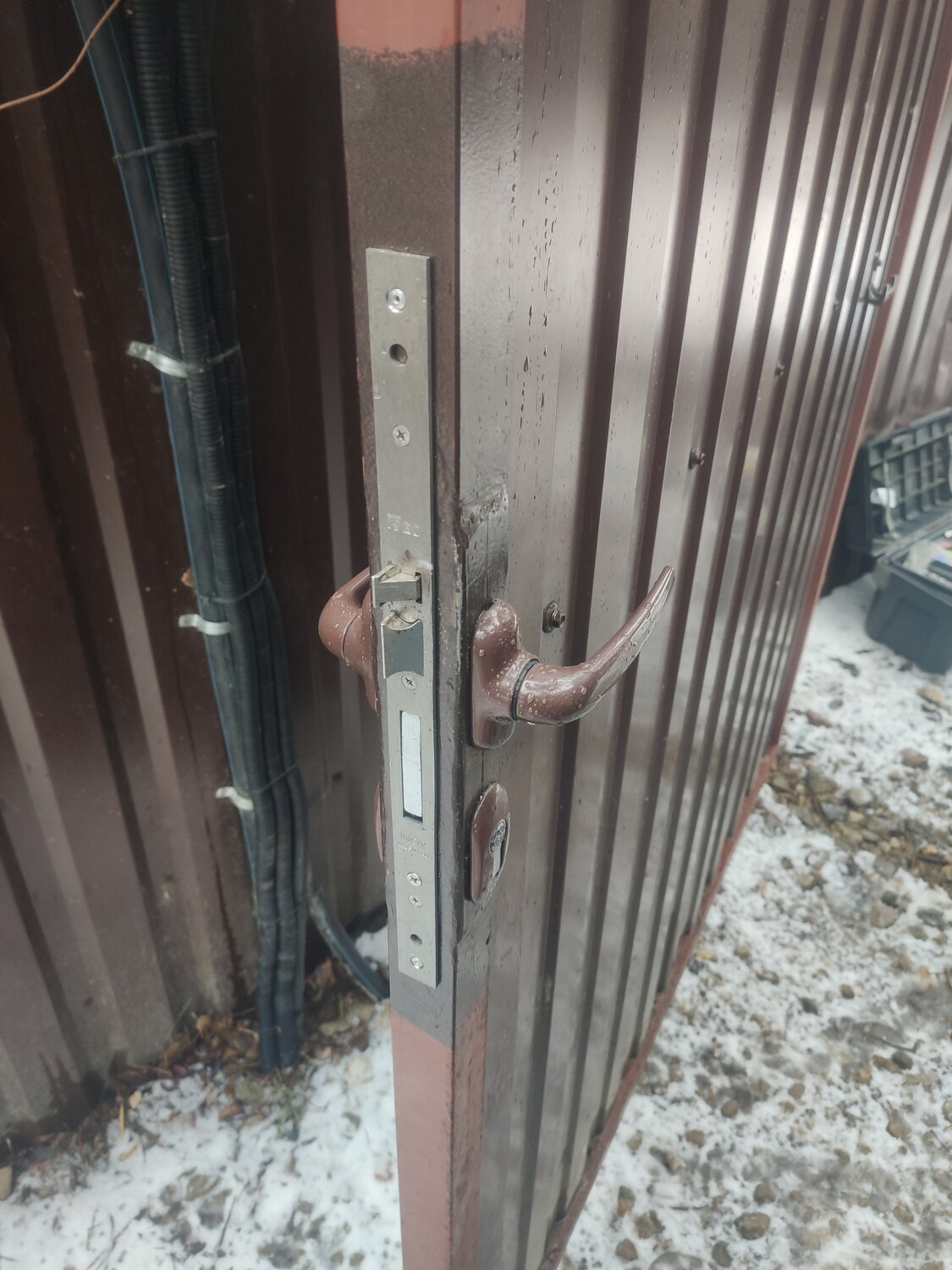 врезной замок для калитки из профильной трубы 40 20, замок на калитку из профнастила, врезной замок для калитки, замок в калитке, замок для калитки из профильной трубы