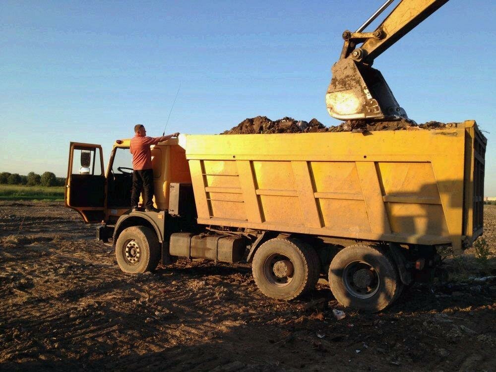 грунт самосвал, вывоз грунта, доставка сыпучих материалов, песок щебень, доставка песка щебня