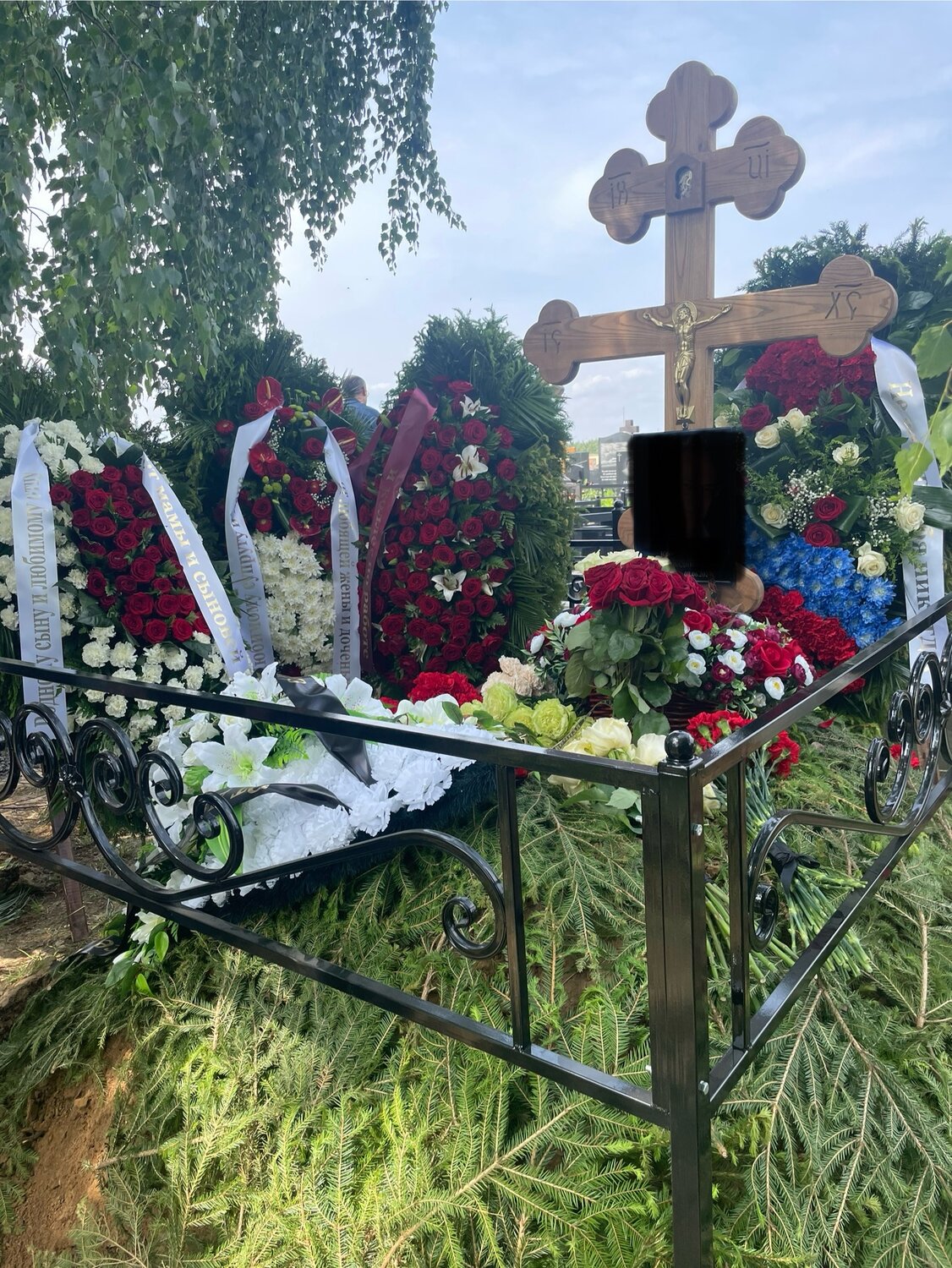 юлия началова похороны могила, могила леонида куравлёва на троекуровском кладбище, троекуровское кладбище могила татьяны лавровой, могила петра кучеренко на троекуровском кладбище, троекуровское кладбище могилы
