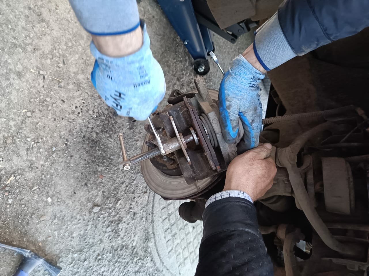 ступичный задний подшипник subaru sf5, замена ступичного подшипника, замена задних тормозных колодок, замена ступицы, замена тормозных колодок