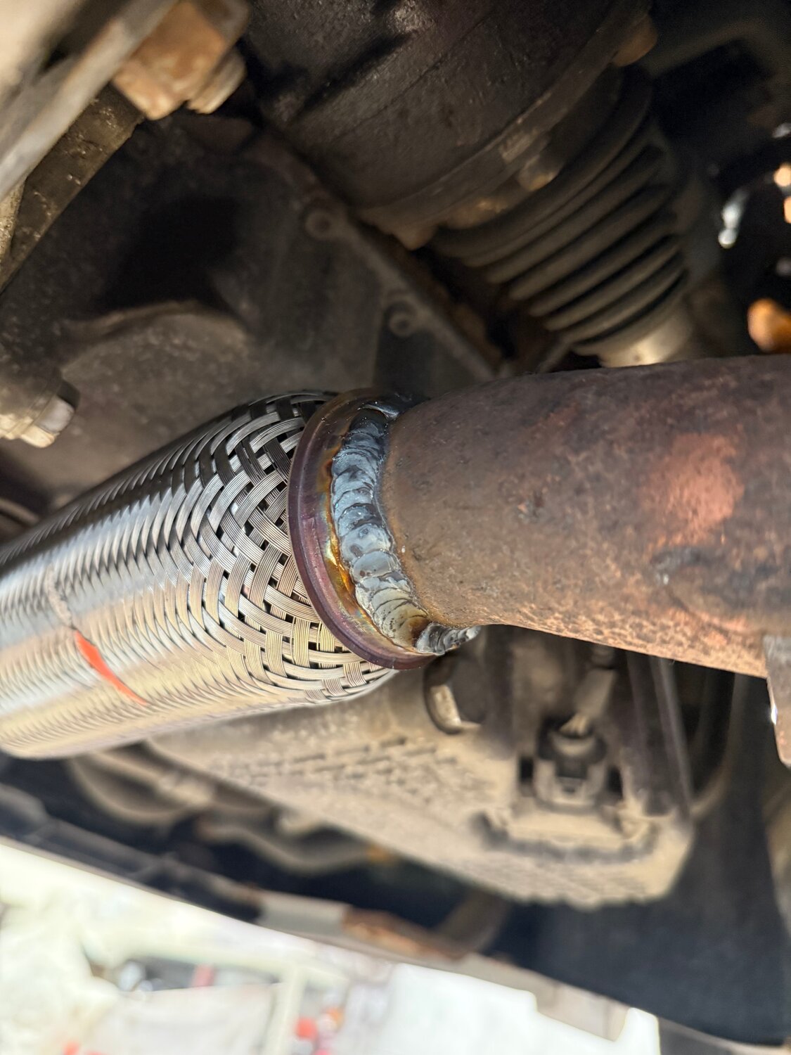 гофра глушителя фольксваген поло седан 2011, замена гофры глушителя, гофра выхлопной системы, гофра глушителя, гофра глушителя гофра глушителя