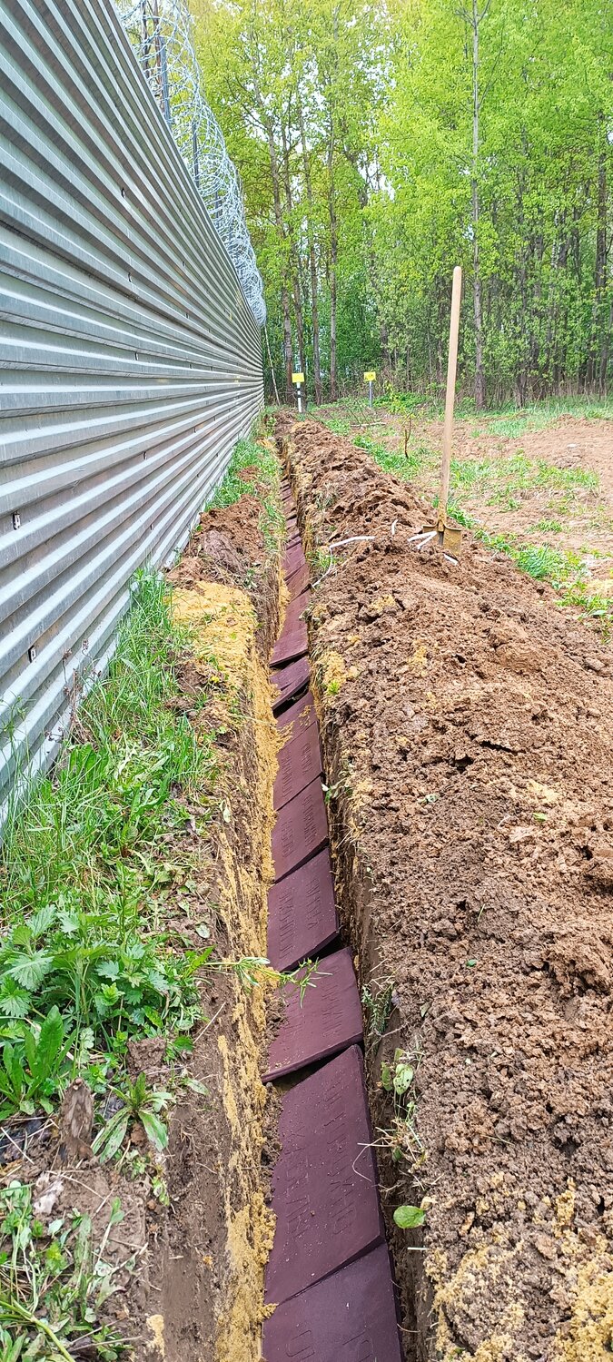 дренажная канава, дренажная канава вдоль забора, дренаж участка, копка траншей, дренаж