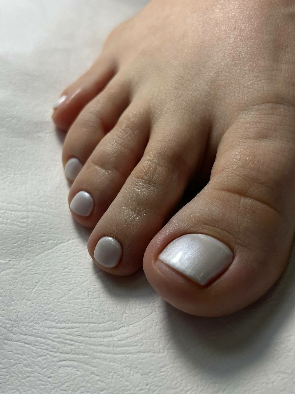 педикюр, белый педикюр с дизайном, педикюр однотонный, педикюр в светлых тонах, педикюр светлый дизайн