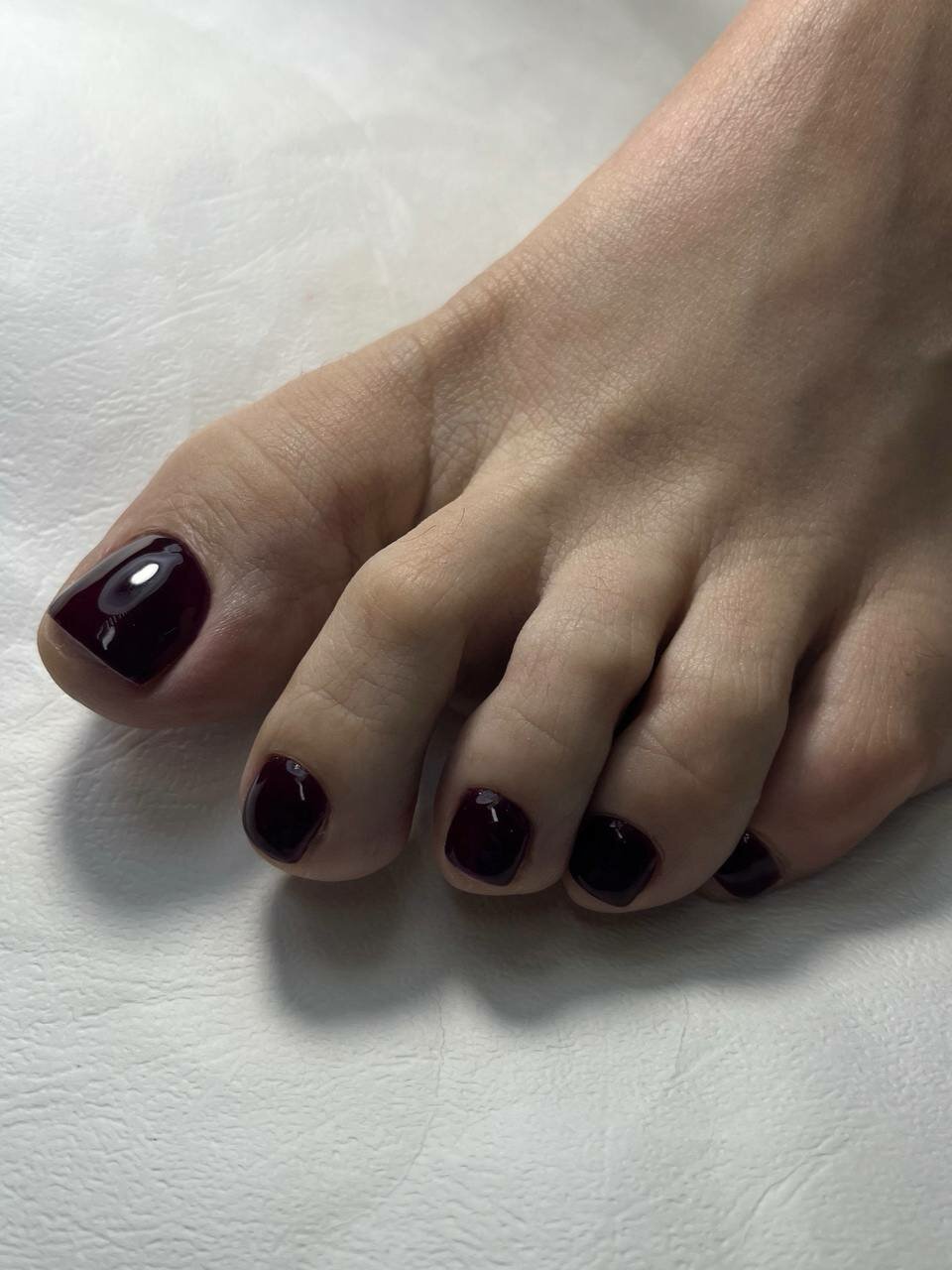 педикюр, педикюр шеллак, педикюр однотонное покрытие, педикюр темно красный, педикюр классический