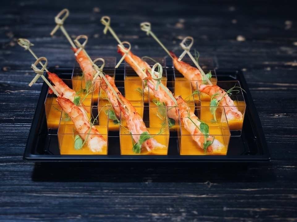 канапе с креветками и манго, канапе из креветок, канапе с креветкой и черри, канапе креветка темпура, канапе с креветками