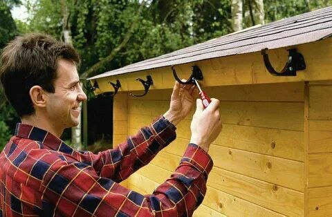 монтаж водосточной системы, водосток для крыши, крепление водостока к шиферу, монтаж желоба для водостока с крыши, установка водостока для крыши