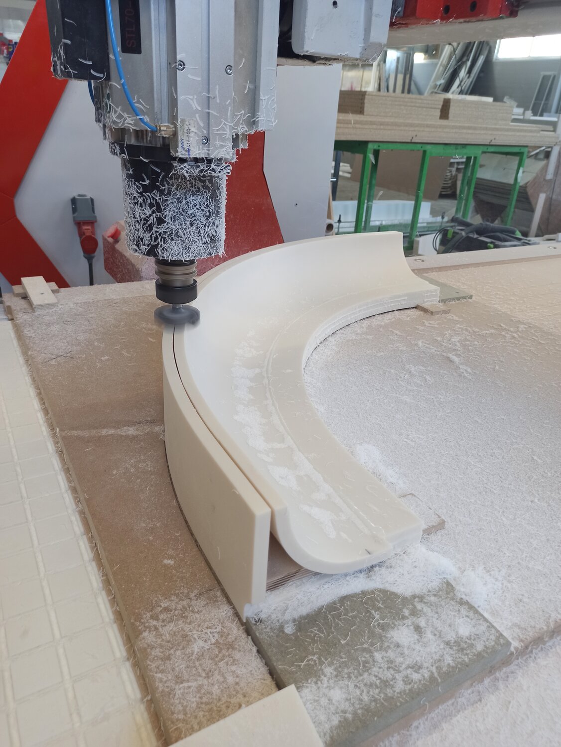 радиусные фасады с фрезеровкой, фрезеровка чпу, фрезеровка, фрезеровка пластика на чпу, радиусные фасады