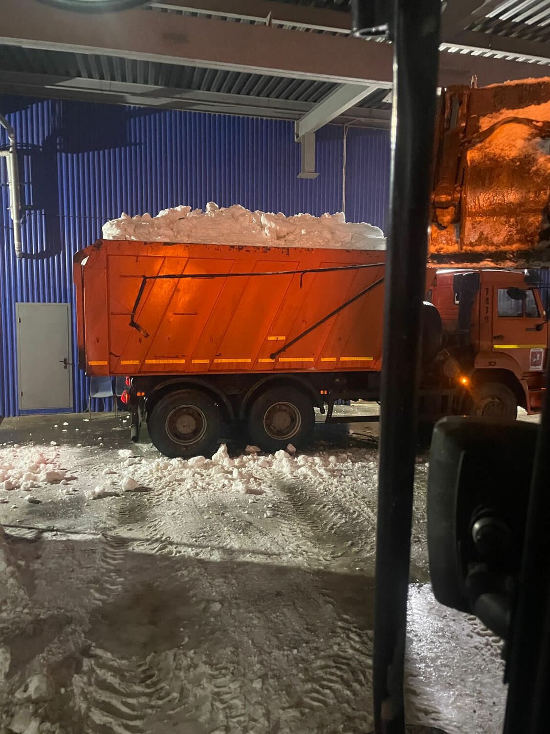 снегоплавильная станция москва, вывоз снега, камаз самосвал 6520, уборка снега, камаз 6520 вывоз снега