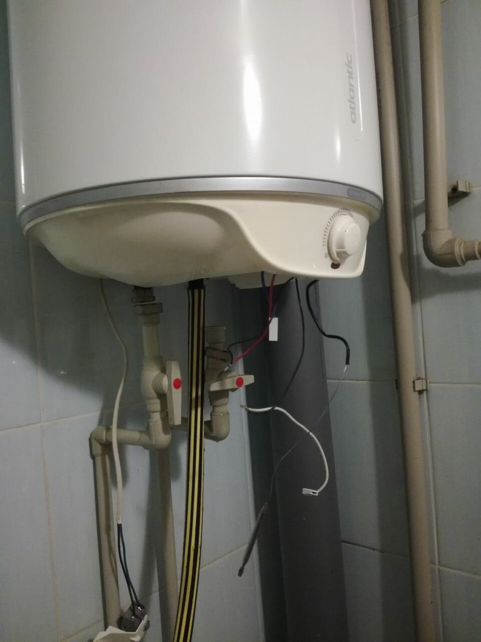 монтаж водонагревателя, крепление для водонагревателя атлантик, водонагреватель бойлер, накопительный электрический водонагреватель, подключение водонагревателя в квартире