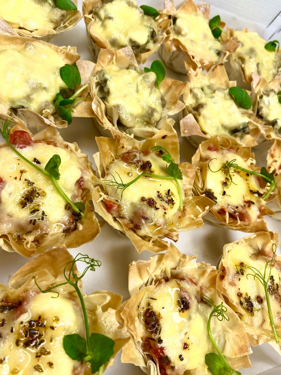тарталетки с сыром, закуска, закуски тарталетки, тарталетки с грибами и сыром, жульен в лаваше