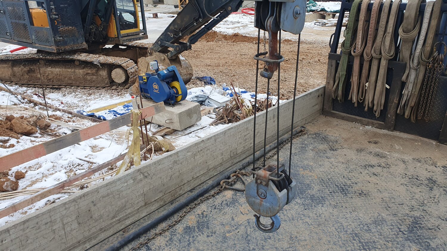 забивка шпунта ларсена, погружение шпунта ларсена вибропогружателем, забивка свай, погружение шпунта, погружение свай