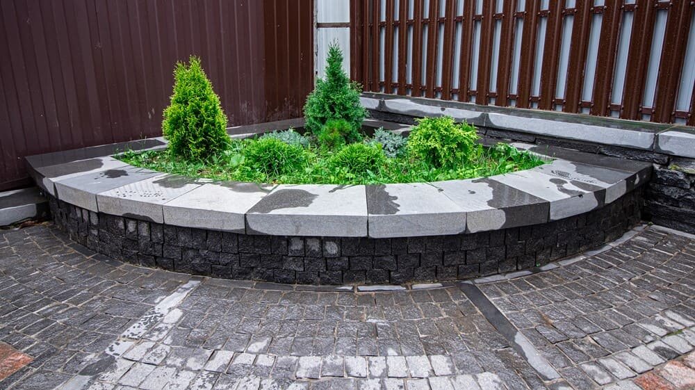клумба из кирпича, высокая клумба из камня, клумба из камней, каменная клумба, клумба с камнем