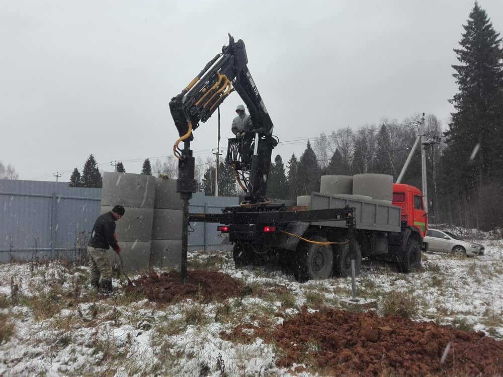 бурение колодцев машиной, машинная копка колодцев, камаз для бурения колодцев, бурение скважин на воду, бурение скважин