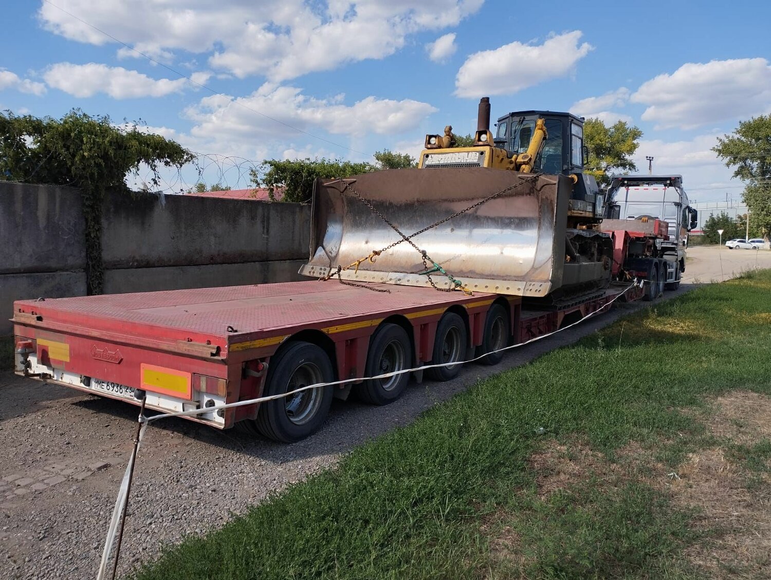 низкорамные тралы, трал негабарит, низкорамный трал jtb-40, трал для перевозки спецтехники, грузовой трал